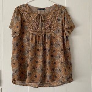 AMANDA Green ladies blouse size M lace detail and floral pattern